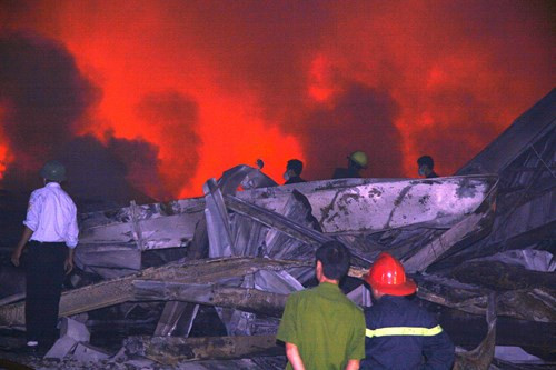 Ngọn lửa bao trùm nhà máy Diana