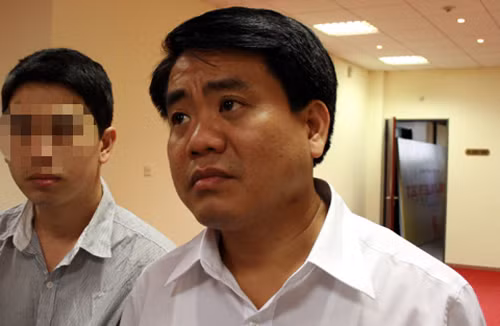 Thiếu tướng Chung trả lời báo chí.