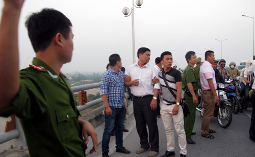 BS Tường bị cơ quan CSĐT Công an TP. Hà Nội dẫn giải ra hiện trường ném xác phi tang