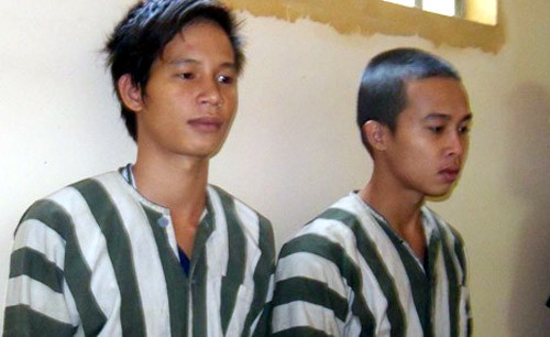 Trường đối tượng chủ mưu (ngoài cùng bên phải) và Tùng tại cơ quan công an.