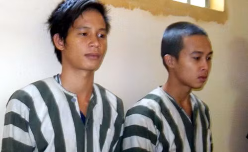 Trường đối tượng chủ mưu (ngoài cùng bên phải) và Tùng tại cơ quan công an.