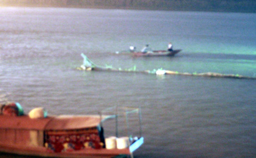 Đội lặn đang tiến hành tìm nạn nhân dưới chân cầu Thanh Trì.