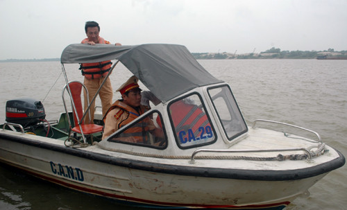 Bắt đầu hành trình tìm kiếm thi thể nạn nhân.