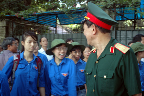 Trung tướng Phạm Tuân chào dòng người cùng các sinh viên tình nguyện.