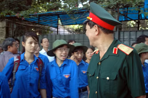 Trung tướng Phạm Tuân chào dòng người cùng các sinh viên tình nguyện.