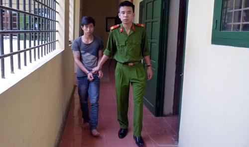 Cơ quan công an dẫn giải đối tường Thanh về cơ quan CSĐT.