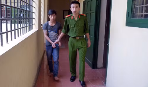 Cơ quan công an dẫn giải đối tường Thanh về cơ quan CSĐT.