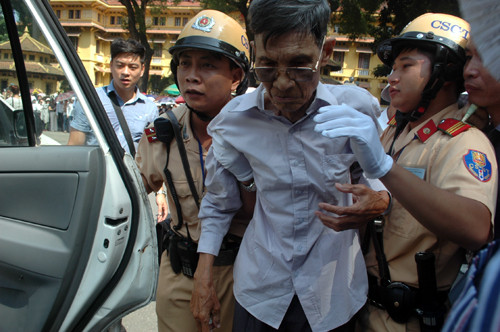 Cụ được đưa vào Bệnh viện Xanh – Pôn