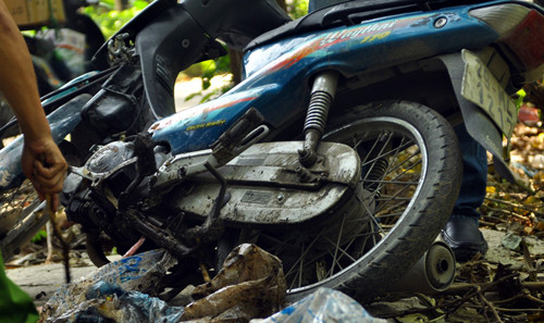 Xe máy rơi xuống mương, người không thấy đâu.