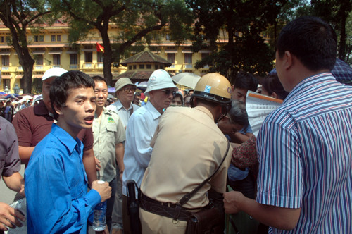 Cụ ông ngất xỉu được đồng bào và các chiến sĩ CSGT đưa đi cấp cứu khoảng 10h sáng nay