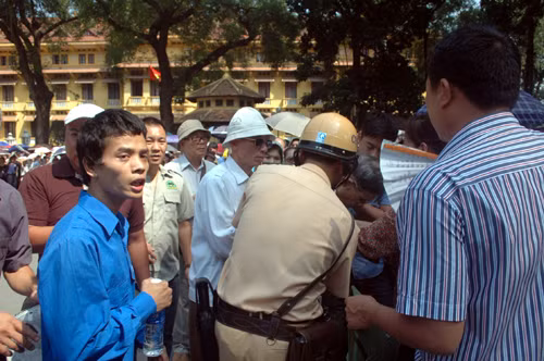 Cụ ông ngất xỉu được đồng bào và các chiến sĩ CSGT đưa đi cấp cứu khoảng 10h sáng nay