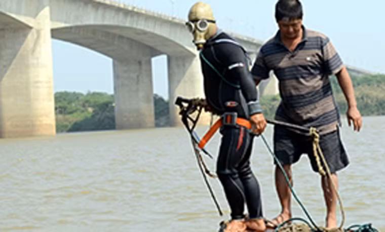 Bắt đầu xuống nước...