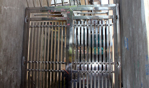 Cổng nhà riêng của vợ chồng BS Tường.