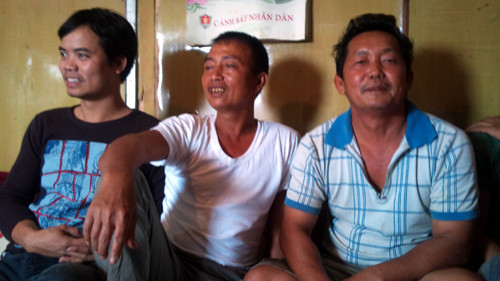 Anh Nguyễn Dũng (ngoài cùng bên phải) tâm sự với PV về kinh nghiệm tìm xác chết dưới nước.