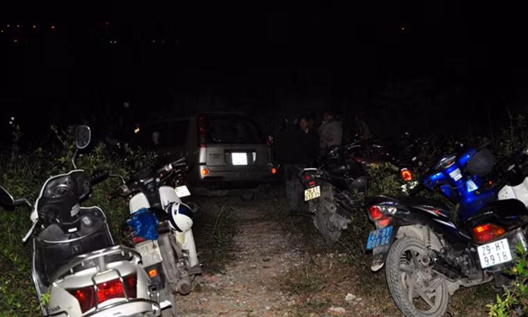 Lối xuống chân cầu Thanh trì rất đông xe máy của đoàn người đến ngóng tin.