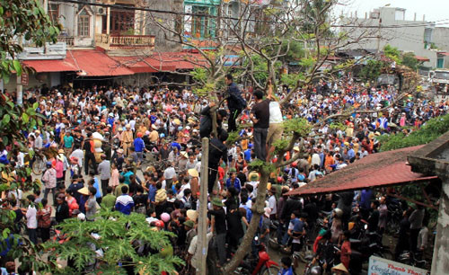 Đoàn người đông kín trên phố, khiến giao thông ách tắc.