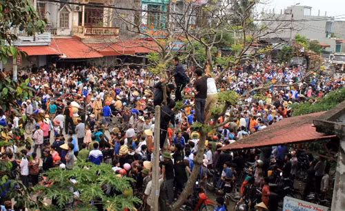 Đoàn người đông kín trên phố, khiến giao thông ách tắc.