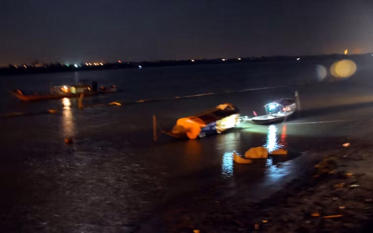 Một người nhà của nạn nhân Lê Thị Thanh Huyền cho biết, phía gia đình cũng thuê 6 tàu, thuyền đánh cá liên tục rà trên sông tìm kiếm thi thể chị Huyền với số tiền 30 triệu/ngày. Tuy nhiên, hiện chưa có tín hiệu gì lạc quan.