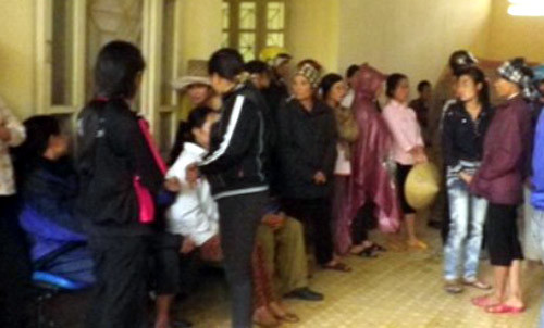 Người thân phụ sản Xuân tập trung tại bệnh viện.