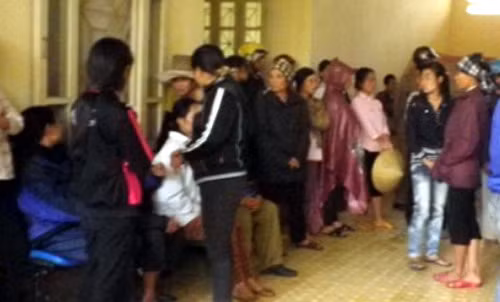 Người thân phụ sản Xuân tập trung tại bệnh viện.