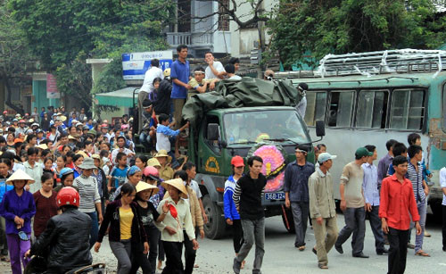 Chiếc xe chở quan tài sản phụ Xuân cùng đoàn diễu phố.