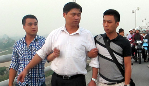 BS Tường (áo trắng) tỏ ra dằn vặt: “Do hoảng loạn tôi đã có hành động quá ngu dốt”.