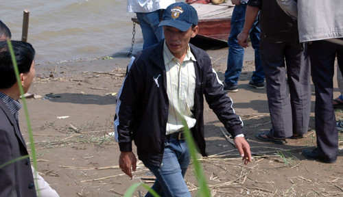 Anh Huy rong rủi đi tìm kiếm thi thể vợ.