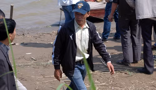 Anh Huy rong rủi đi tìm kiếm thi thể vợ.