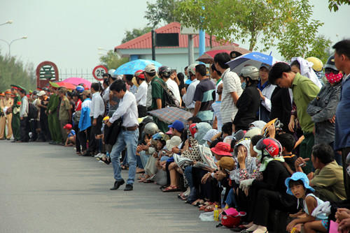 Cuối giờ sáng, nắng nóng gay gắt, người dân vẫn kiên trì chờ đợi và ngay ngắn hàng lối.