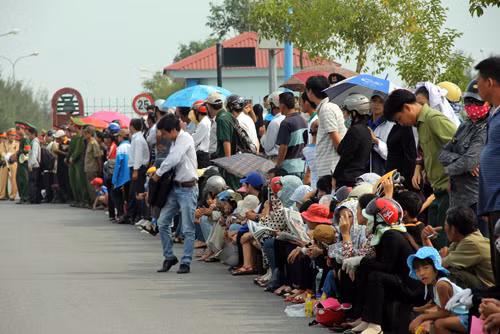 Cuối giờ sáng, nắng nóng gay gắt, người dân vẫn kiên trì chờ đợi và ngay ngắn hàng lối.