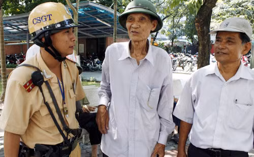 Chưa khoẻ hẳn nhưng ông Long vẫn quyết vào viếng Đại tướng