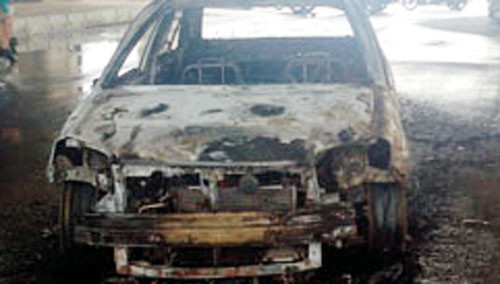 Chiếc xe ô tô bị bốc cháy chỉ còn lại bộ khung.