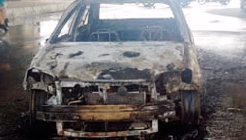 Chiếc xe ô tô bị bốc cháy chỉ còn lại bộ khung.