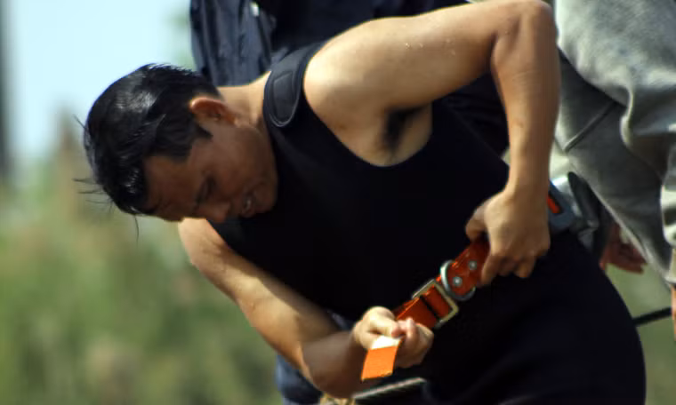 Trước khi xuống nước, họ phải thắt dây an toàn...