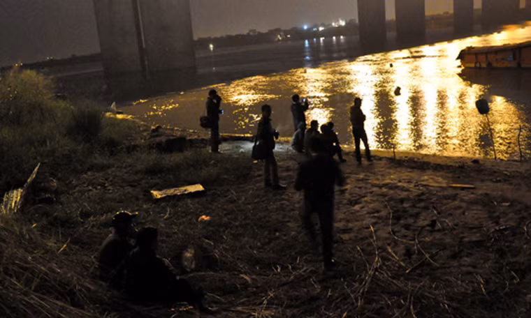 Gần sáng, đoàn người dần dần ra về và mong thi thể nạn nhân sẽ được tìm thấy nhanh nhất.