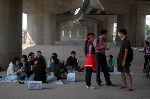 Người dân đòi quyền lợi đến gầm cầu đường cao tốc trên cao ngồi trước sàn giao dịch Đại Thanh lánh nạn.