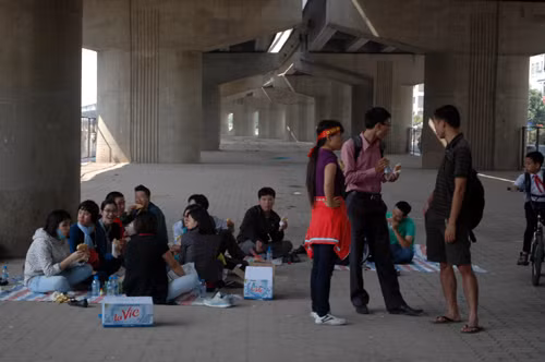 Người dân đòi quyền lợi đến gầm cầu đường cao tốc trên cao ngồi trước sàn giao dịch Đại Thanh lánh nạn.