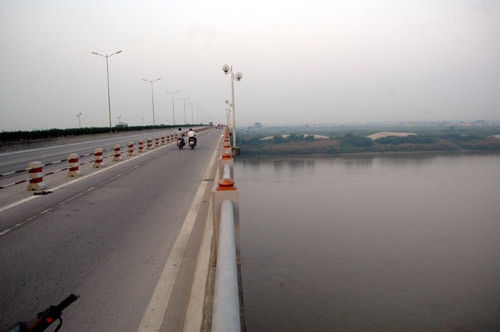 Khu vực cầu Thanh Trì , nơi nạn nhân Huyền bị BS Tường ném xác phi tang.