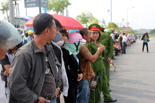 Hàng người xếp hàng dài chờ Đại tướng từ ngoài đường...