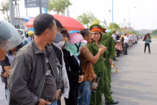 Hàng người xếp hàng dài chờ Đại tướng từ ngoài đường...