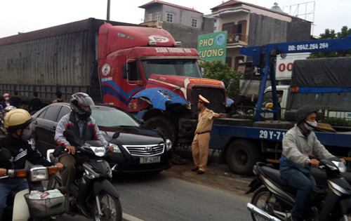 Chiếc xe đâm vào dải phân cách, khiến người dân hoảng loạn.