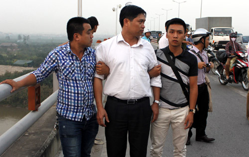 Vị Giám đốc Thẩm mỹ viện Cát Tường, Nguyễn Mạnh Tường (ở giữa) bị cơ quan CSĐT đưa ra cầu Thanh Trì thực nghiệm lại hiện trường.