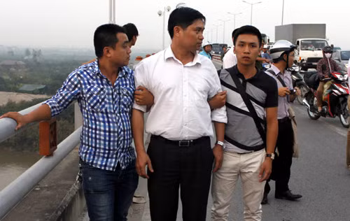 Vị Giám đốc Thẩm mỹ viện Cát Tường, Nguyễn Mạnh Tường (ở giữa) bị cơ quan CSĐT đưa ra cầu Thanh Trì thực nghiệm lại hiện trường.