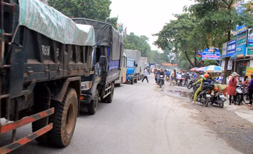 Giao thông ách tắc cục bộ trên quốc lộ 45.