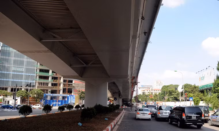 Khi cầu được thông, ngã tư Kim Mã - Nguyễn Chí Thanh sẽ hết ùn tắc.