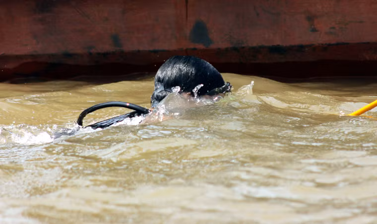 ... chờ kéo các thợ lặn lên thuyền.