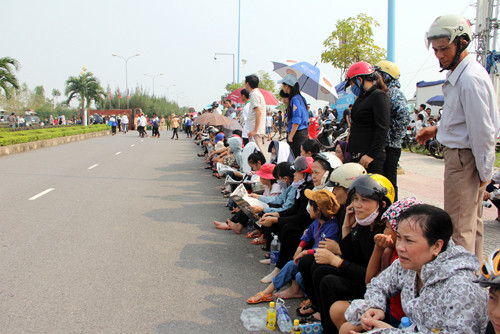 ... vào tới cổng sân bay.