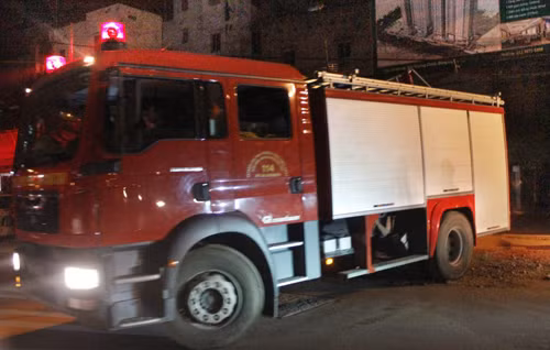 Xe cứu hỏa đến hiện trường dập lửa.