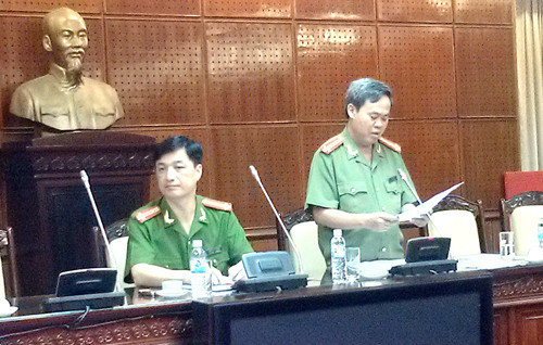 Đại tá Nguyễn Học Thu (người đứng) thông tin với báo chí.