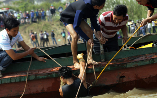Đến chiều nay, công tác tìm kiếm nạn nhân vẫn đang tiếp tục nhưng thi thể nạn nhân vẫn bặt vô âm tín.